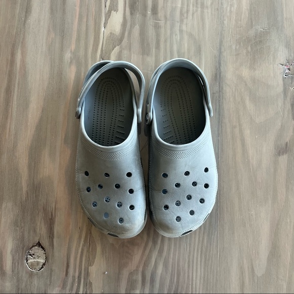 mens gray crocs size 11